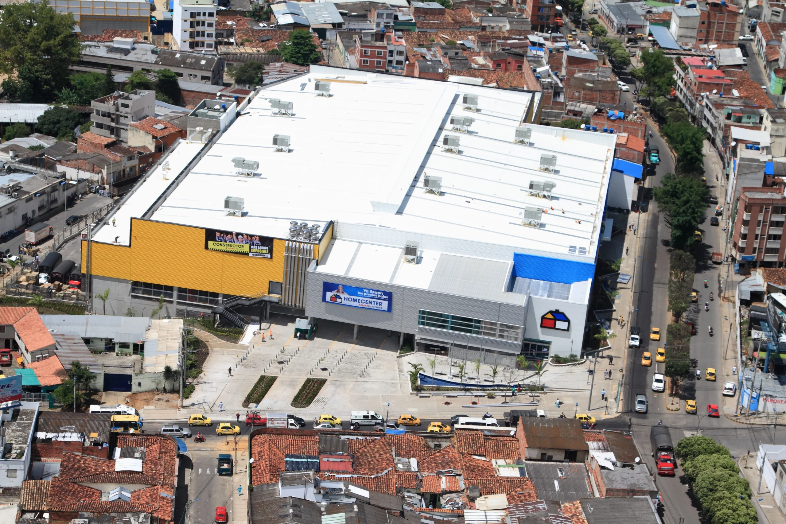 Vista aérea del Home Center Bucaramanga, almacén retail en Santander, Colombia. Proyecto desarrollado por Dinpro.