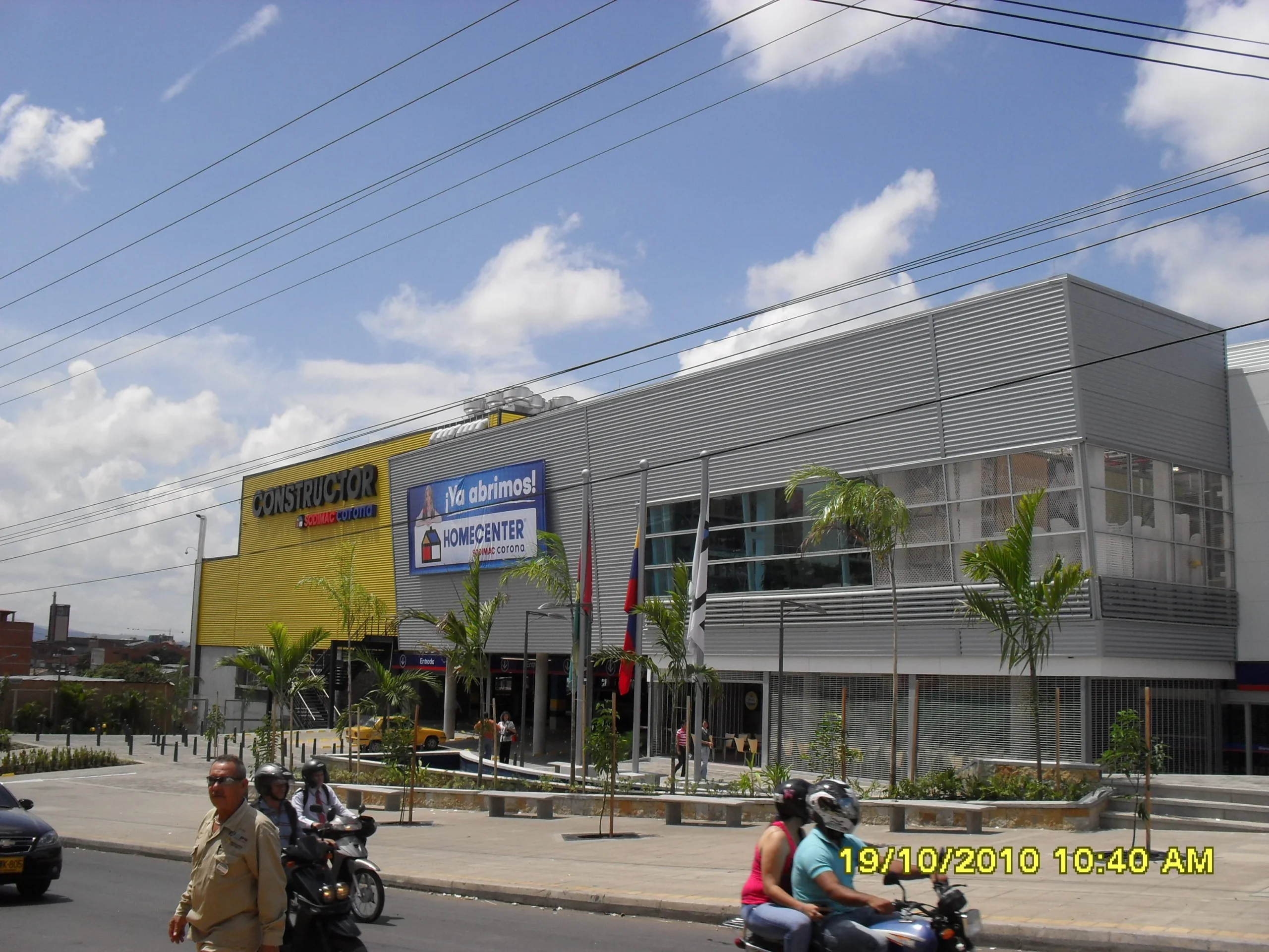 Fachada del Home Center Bucaramanga, almacén de retail en Santander. Proyecto desarrollado por Dinpro.